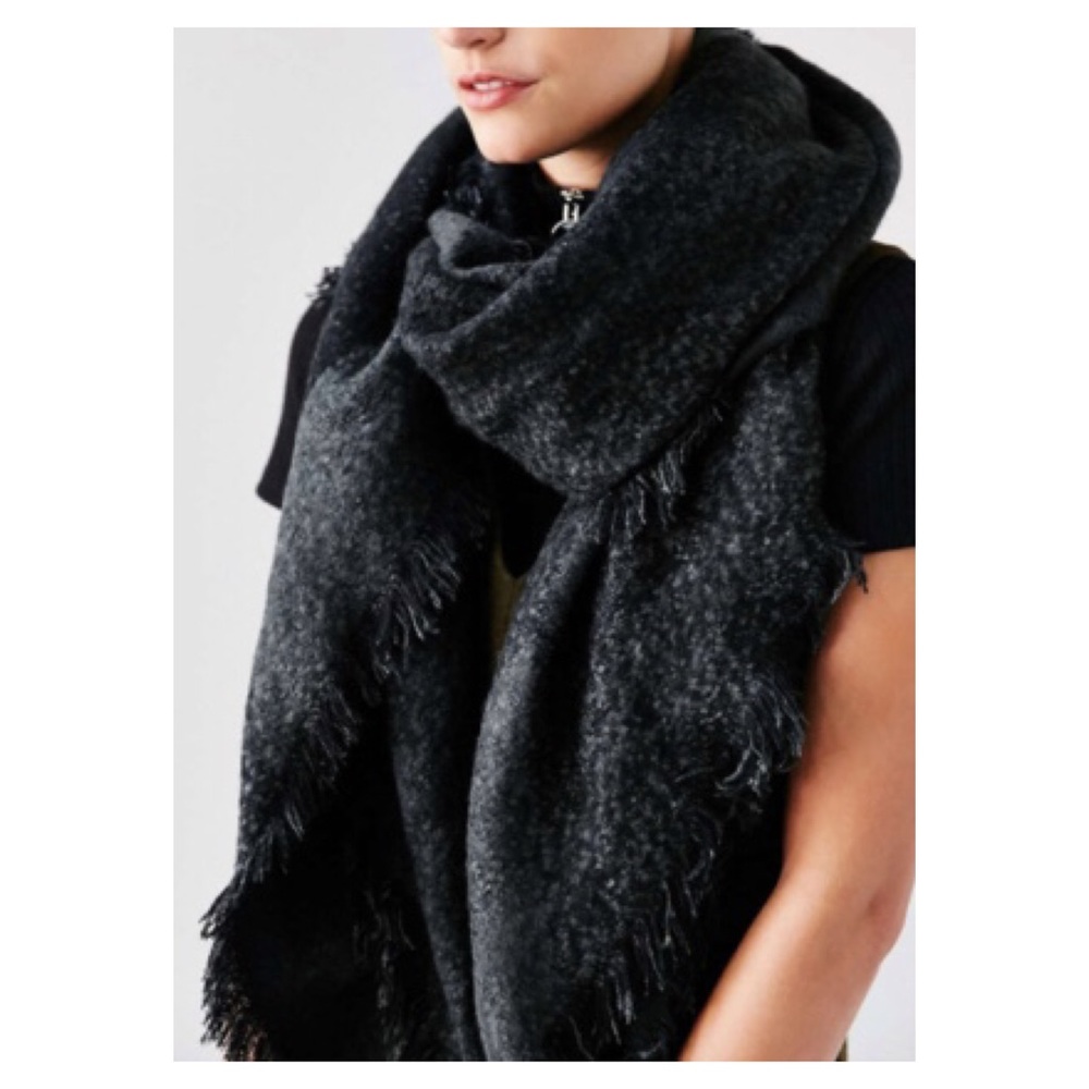 UO Black & White Wrap Scarf - Picture 1 of 4